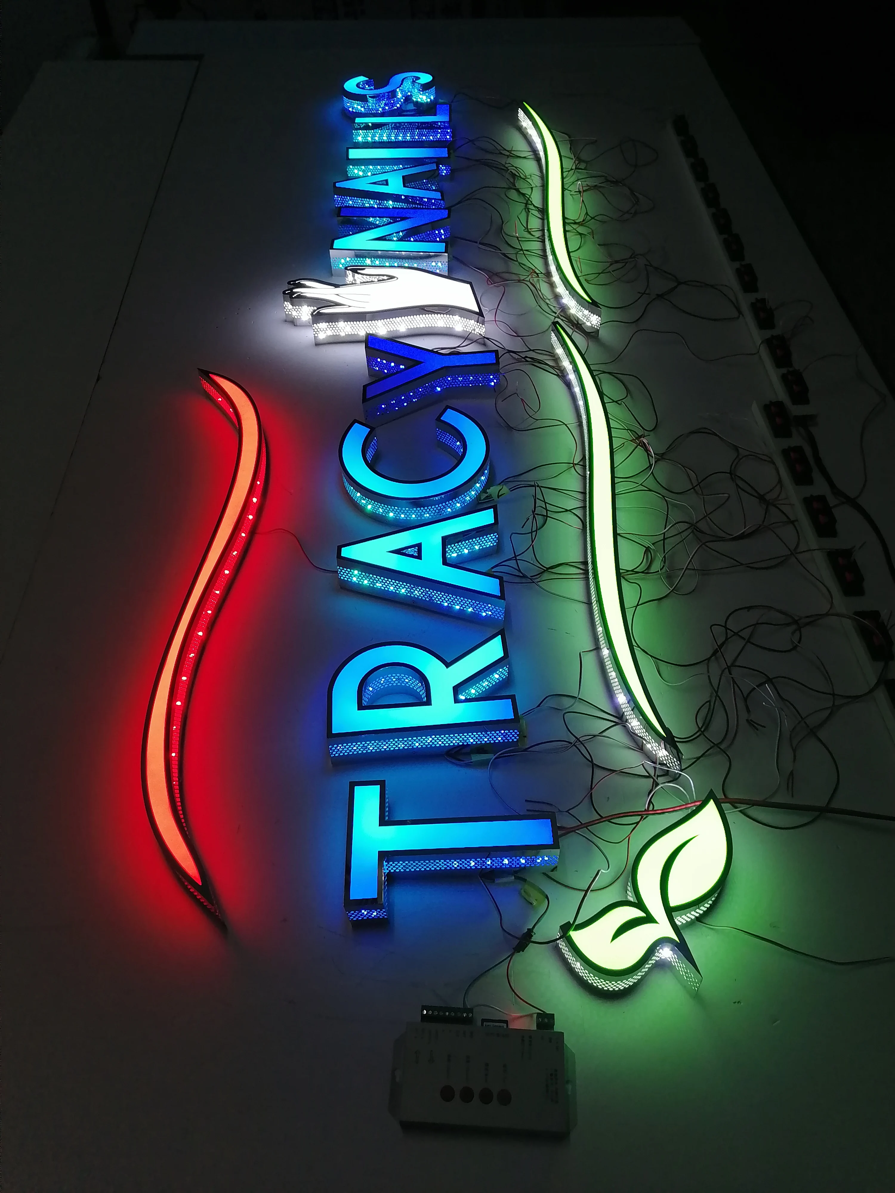 Наружный знак с подсветкой букв 3d акриловый логотипом канал буква Rgb