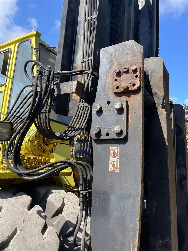 Used port and container machine Komatsu FD320 forklift for sale, used japan 30 ton forklift for warehouse
