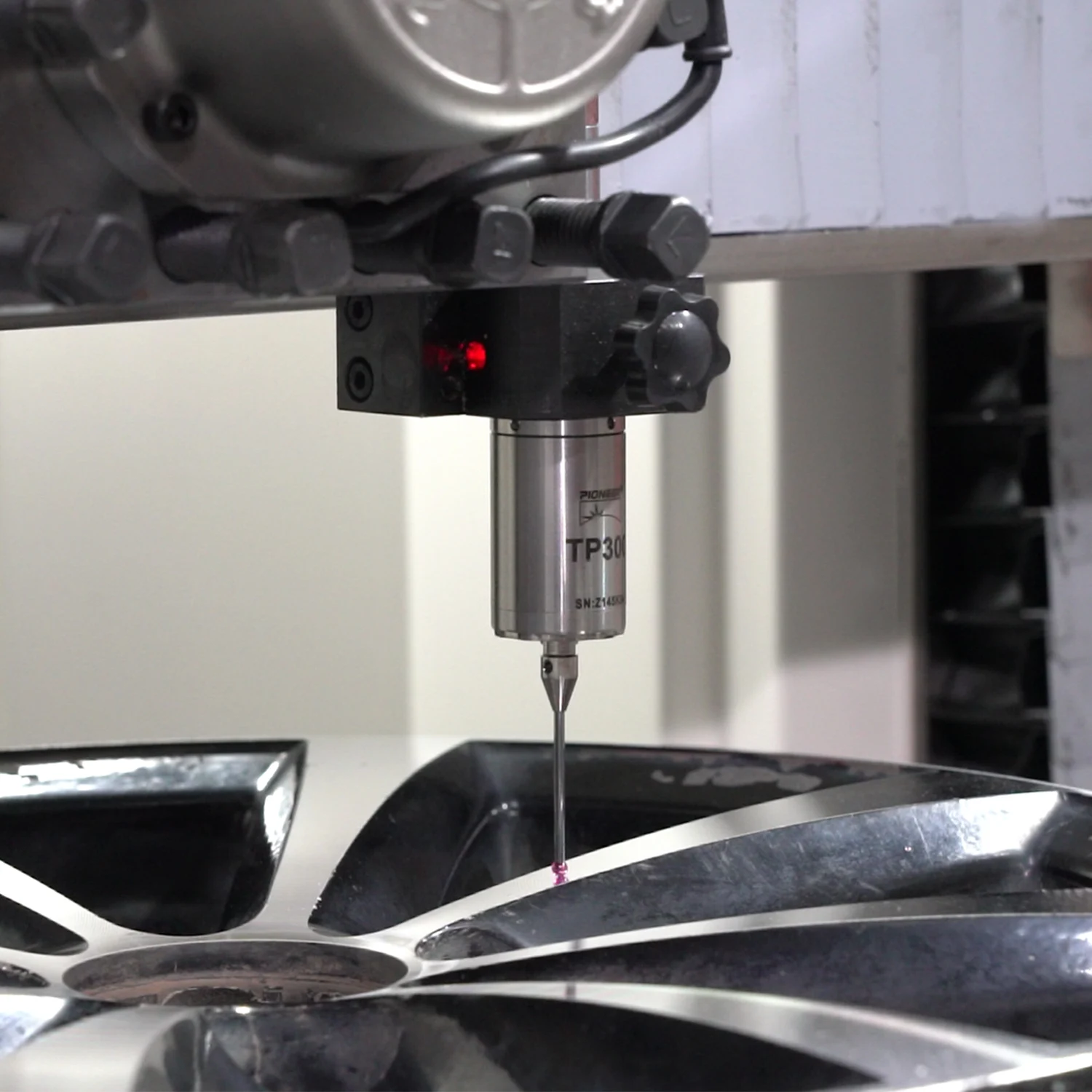 PC vertical alloy wheel repair machine and diamond cut rim polishing machine DCM32P-S