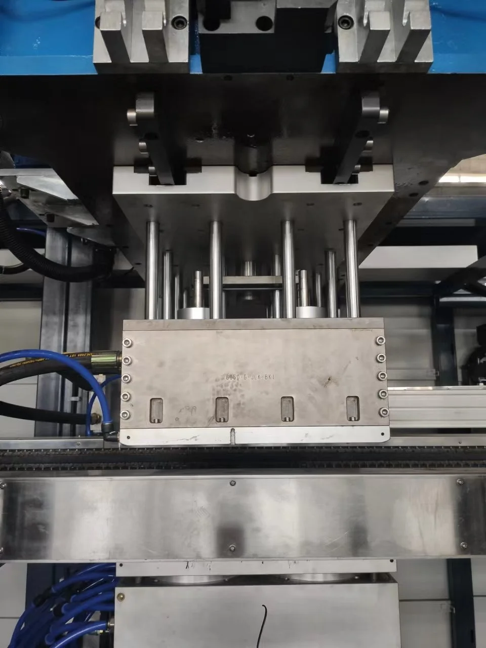 Полностью автоматическая Термоформовочная Машина для формирования и резки пластиковых стаканчиков и пищевых коробок