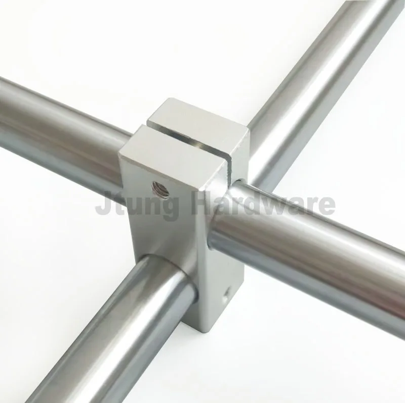 Cross optical shaft fixing clip and cross bracket connecting block