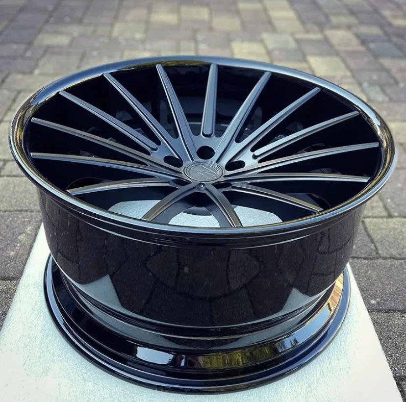 Блестящий черный