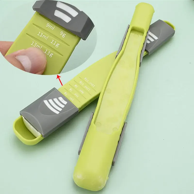 OEM wholesale BSCI certified plastic PP 2 in 1 double head adjustable measuring spoon