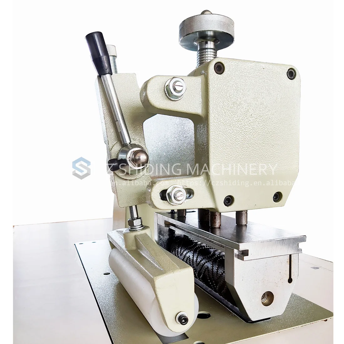 Hot Selling Customized Rollers Pattern High Speed Ultrasonic Lace Sewing Machine Quilting Embroidery Machine