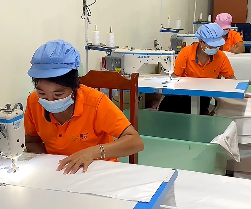 Queen Size Hotel Pillow 100% Polyester Fiber Filled Bed Pillow Cushion