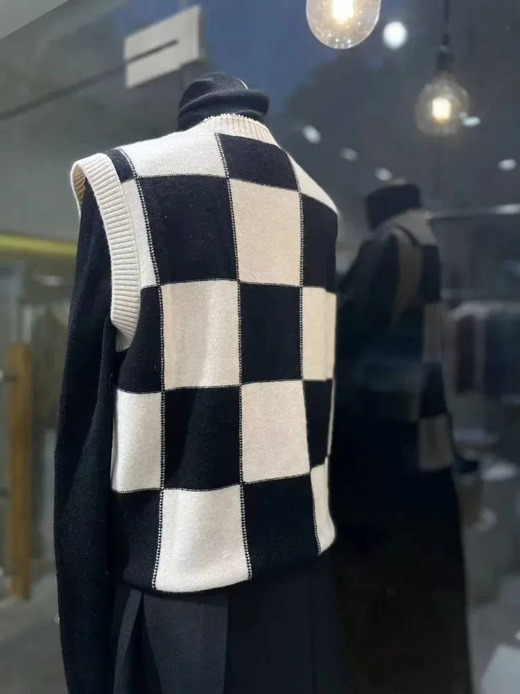 Women Fashion Plaid Crew Neck Cashmere Wool Vest Sweater with Handmade Crochet Flowers