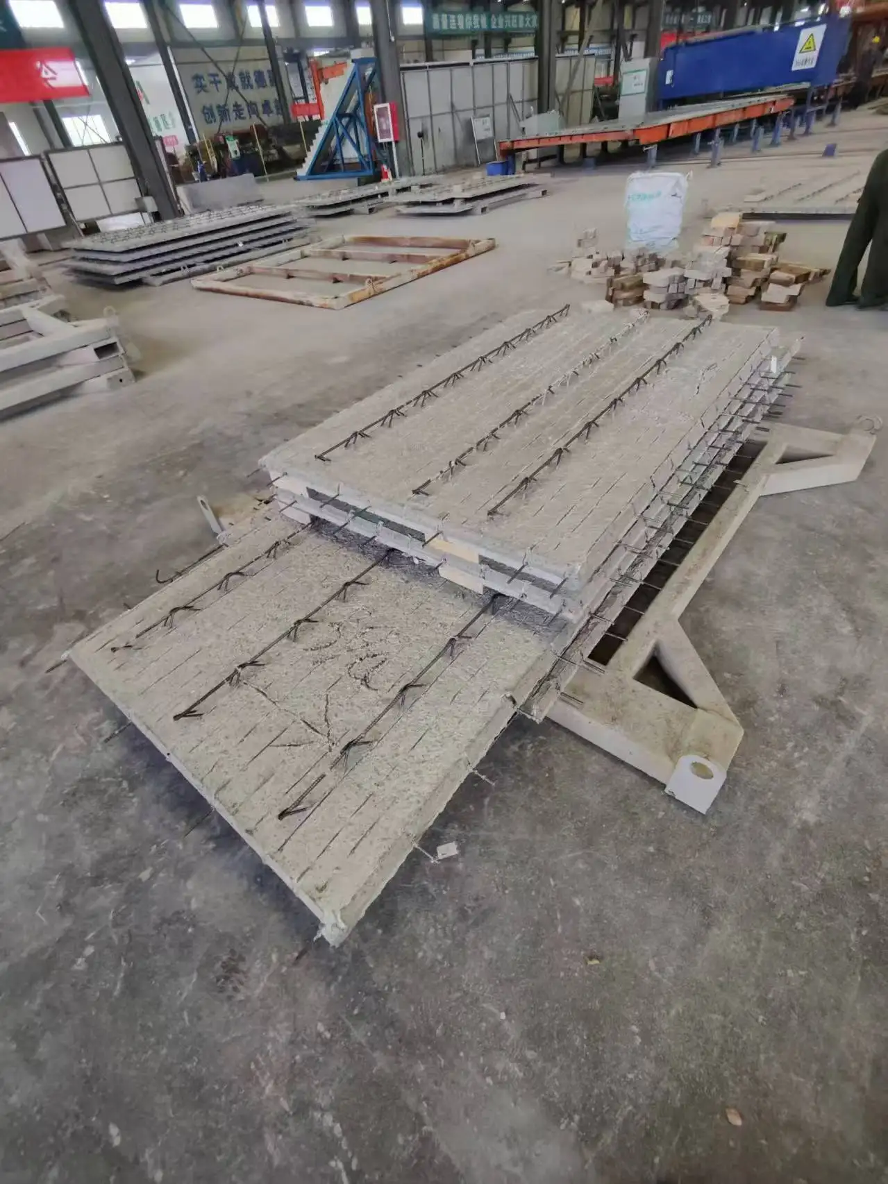 Dezhou Haitian Pallet circulation production line product manufacturing floor slabs and soild walls and sandwich panels