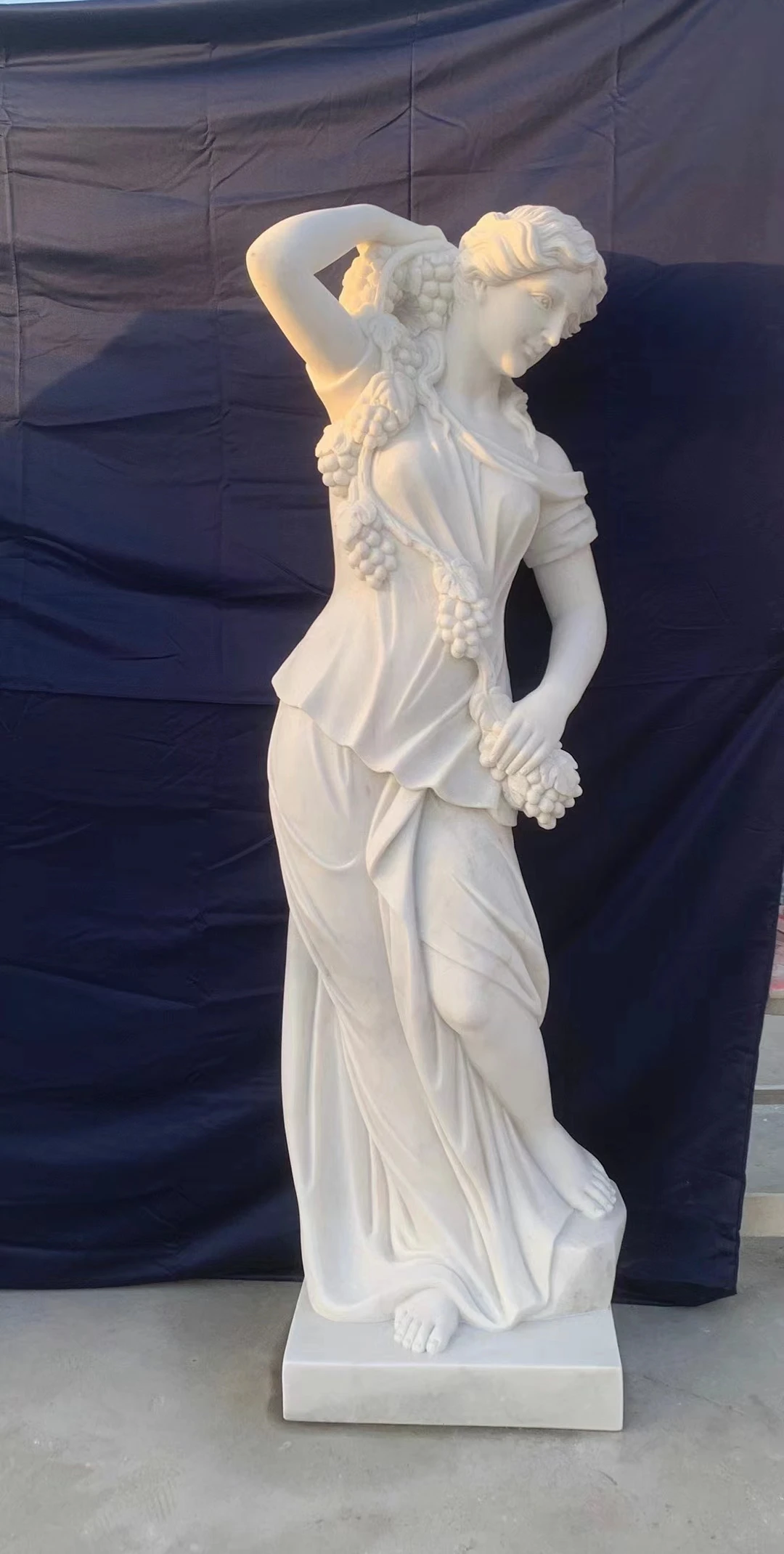 Factory customized handmade high-quality hot selling outdoor garden decoration yellow marble antique figure statue for sale