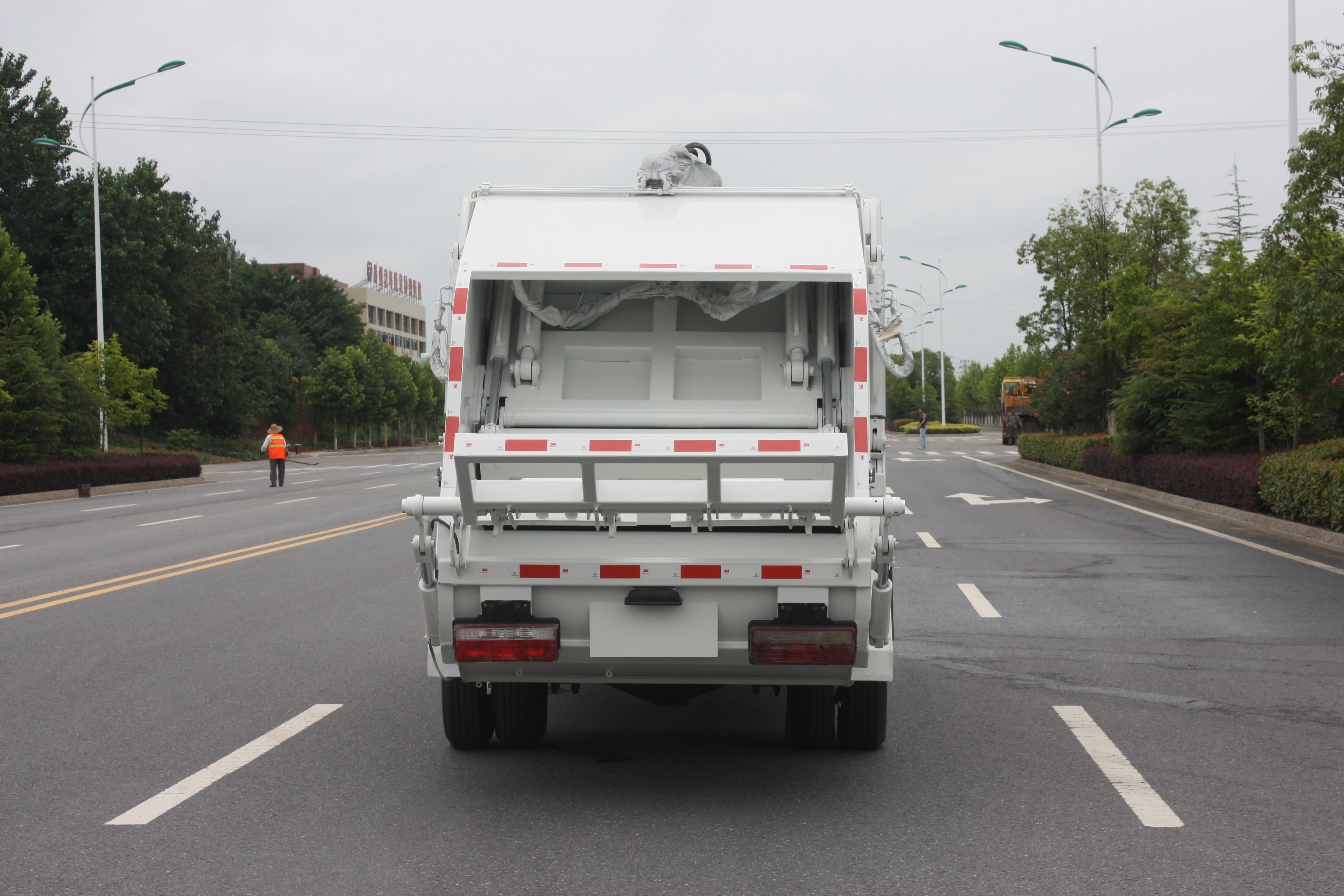 Dongfeng hot sale waste truck 4x2 4x4 6x4 type refuse compactor garbage truck