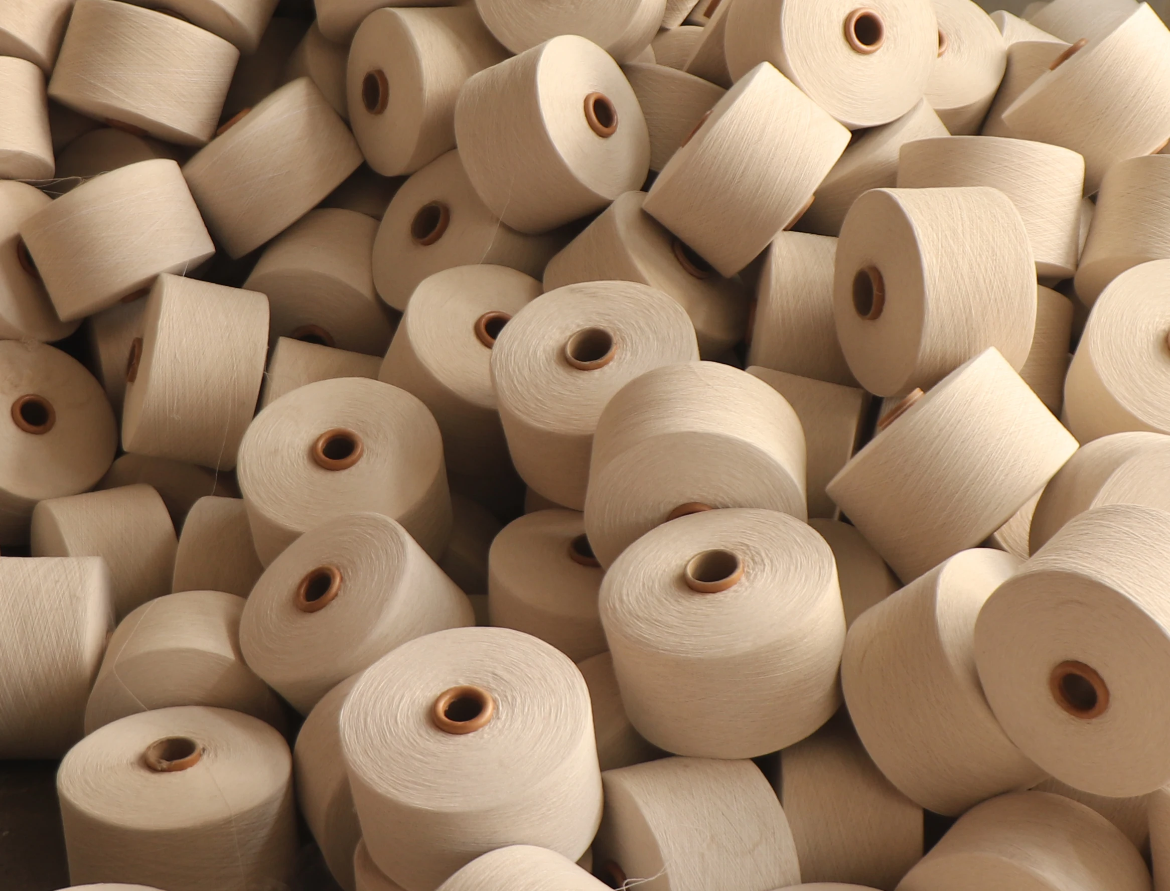 Wholesale Eco Raw White Cotton Yarn Open End Ring Spun Woven Knitting Yarn NE 16s 10s combed cotton yarn