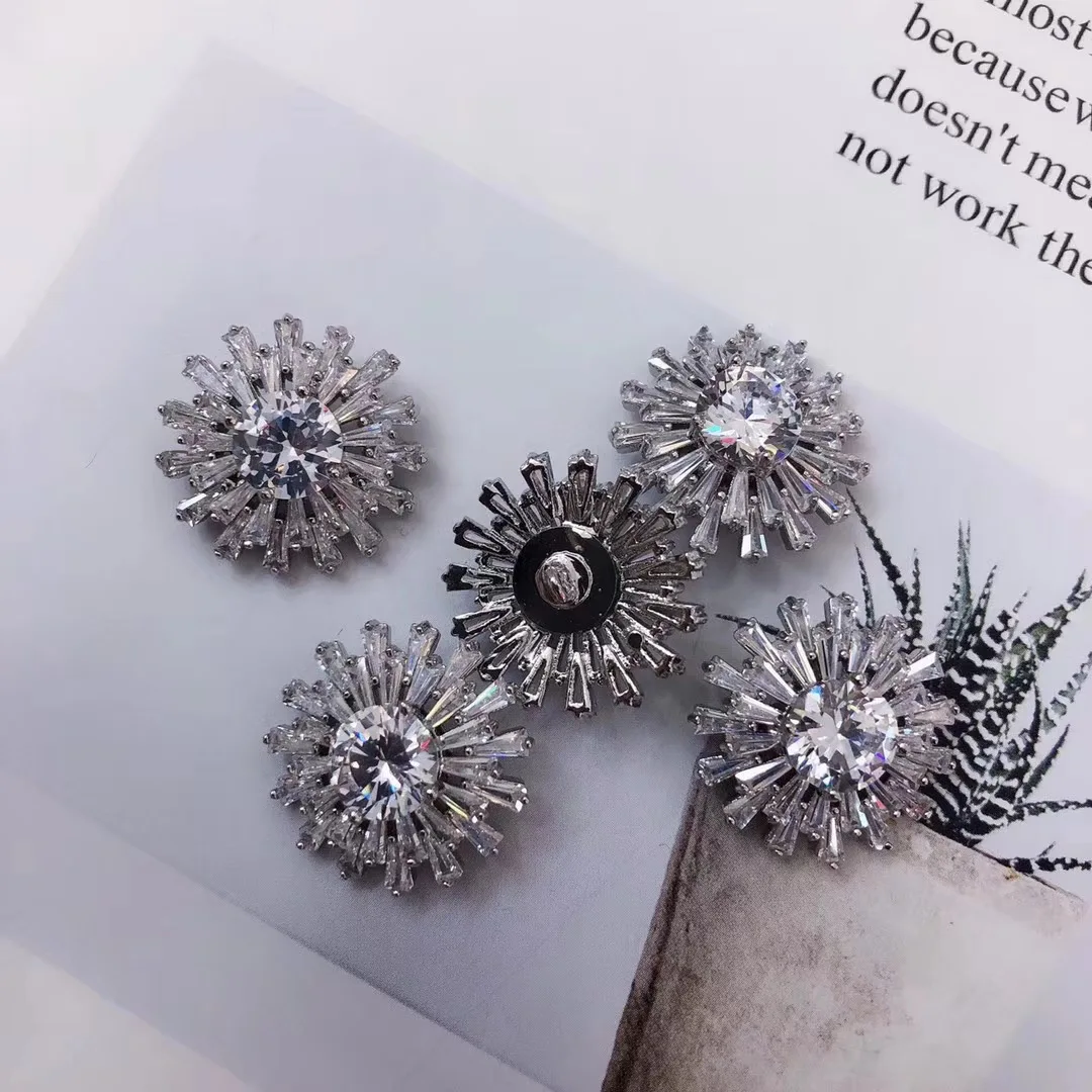 Блестящая кнопка из цинкового металла с