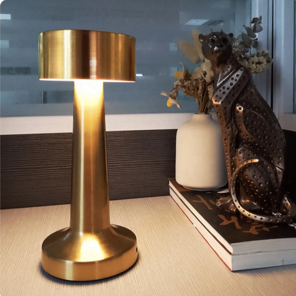 Wholesale Modern Luxury Hotel Restaurant Desk Light Portable Wireless Rechargeable LED Bar Table Lamp with Touch Control