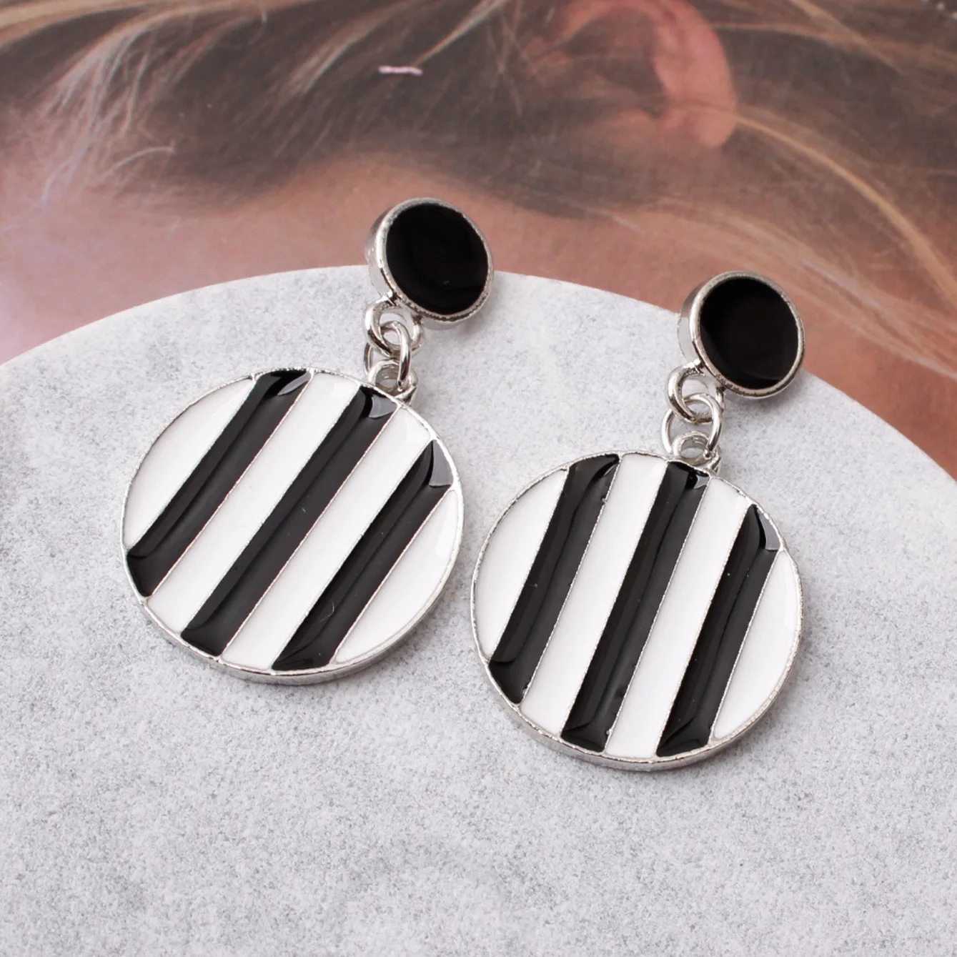 Factory Circular Geometry Ladies Fashion Jewelry Black and White Striped Earrings
