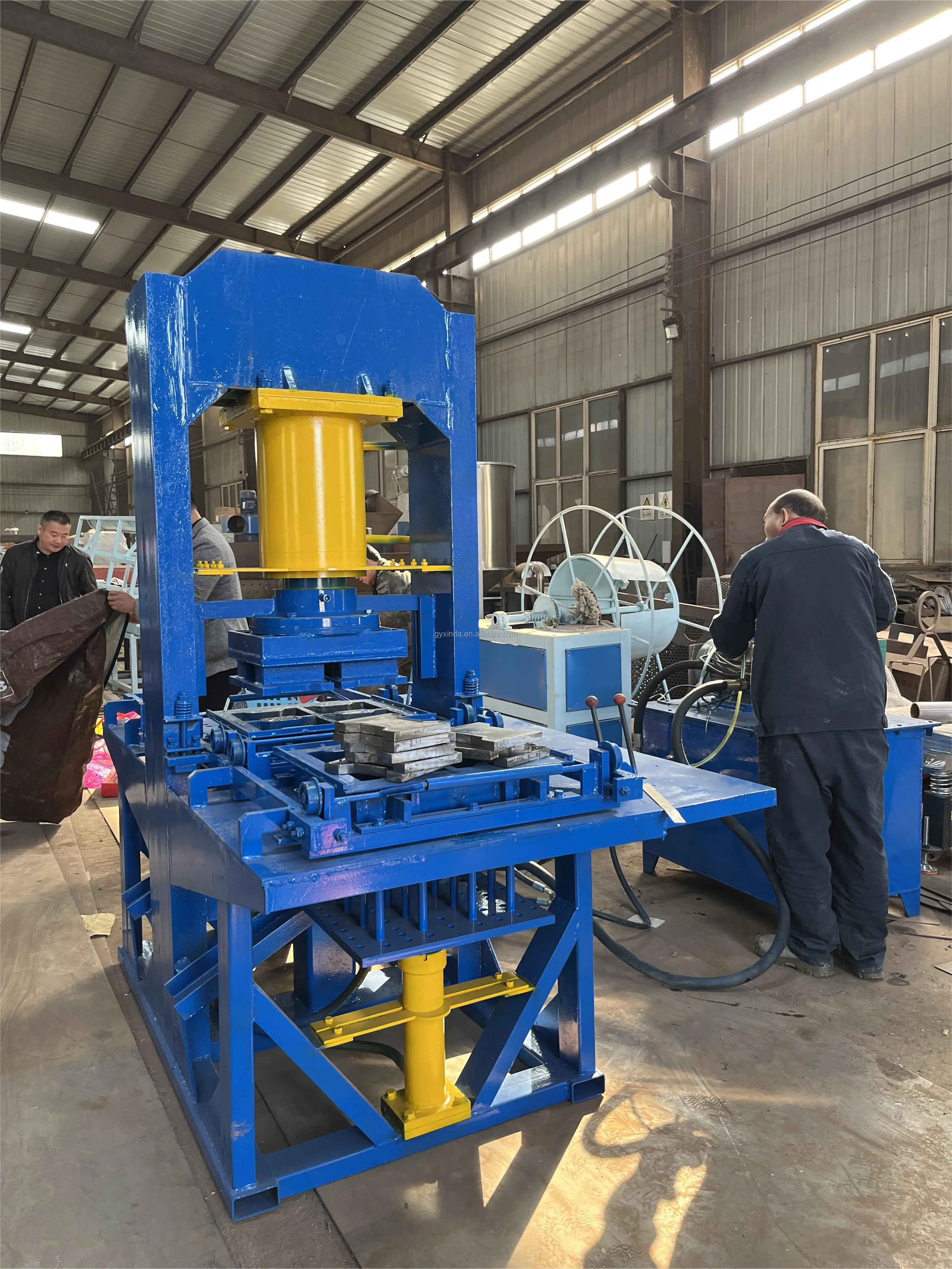 Suitable for different brick type pressing machine for plastic bricks block making machine