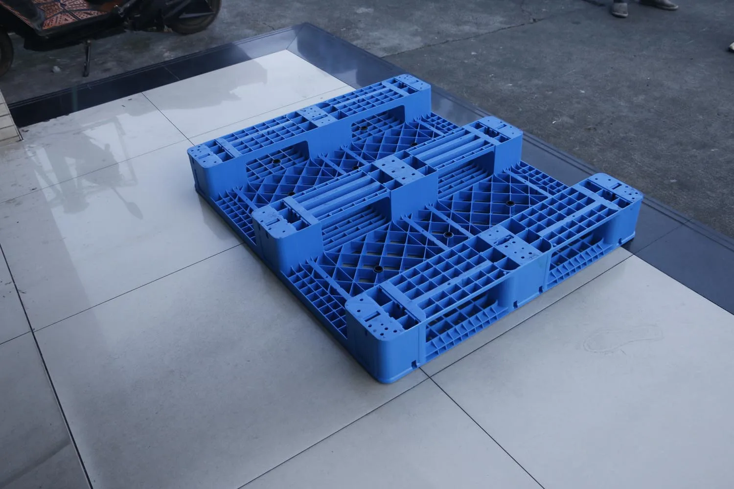 NEXARA Hot Sale Eco-friendly HDPE Euro Pallets 1210*1200*150mm Flat Surface Three Runner Heavy Duty Plastic with 4-Way Entry