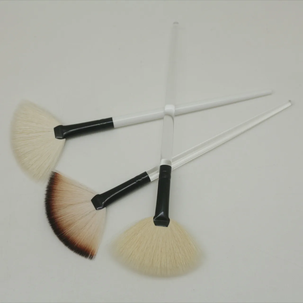 Private Label Clear Acrylic Handle White Handle Fan Make up Facial Brush White Goat Hair Face Fan Brushes Wholesale