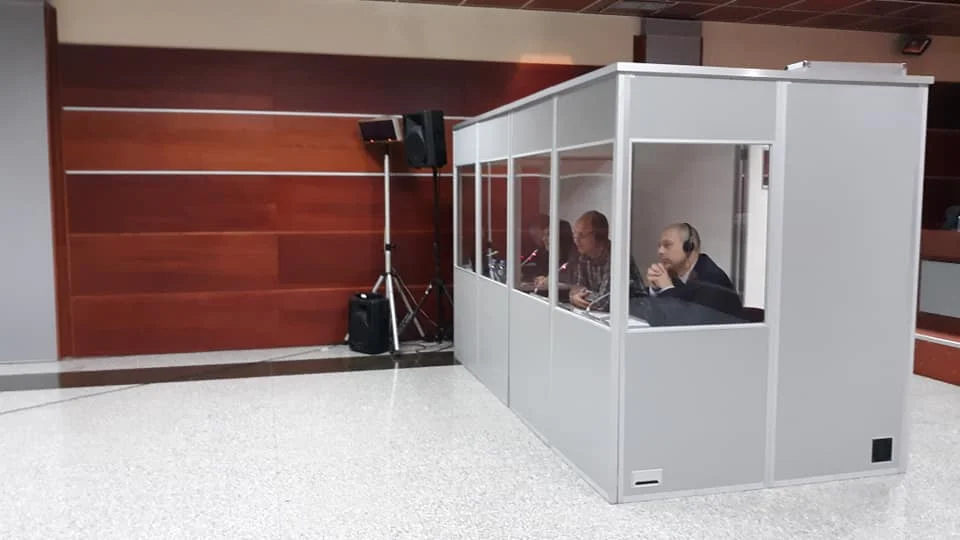 Звукоизоляционная кабина для конференц-перевода