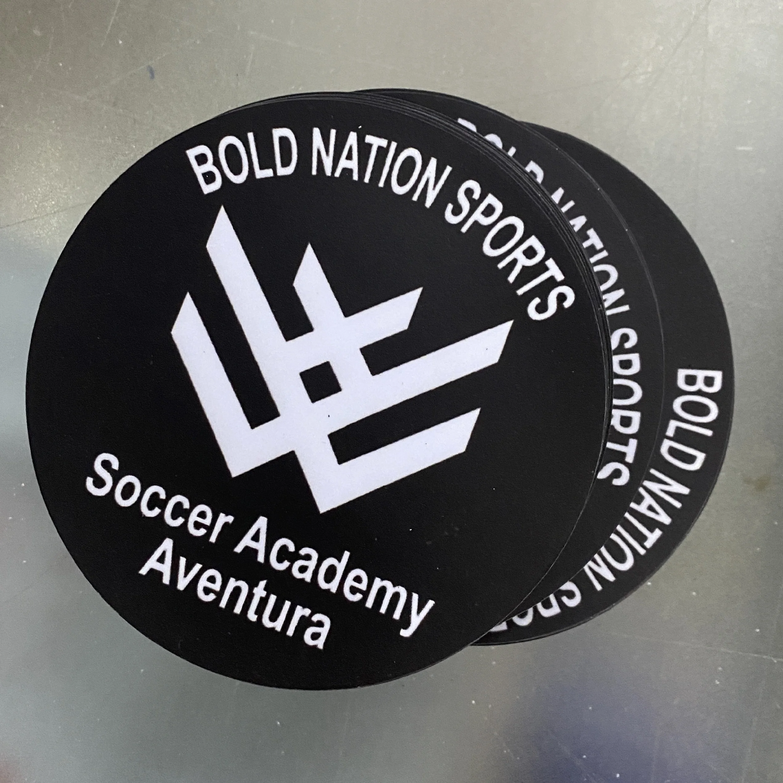 Рекламные наклейки на заказ Печать Бизнес логотип наклейки водонепроницаемые виниловые наклейки Магнитные для автомобиля