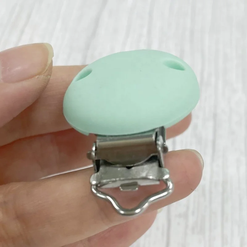 Factory Direct Wholesale BPA Free Food Grade Three Holes Multicolor Pacifier Teething Round Silicone Baby Pacifier Clip Holder