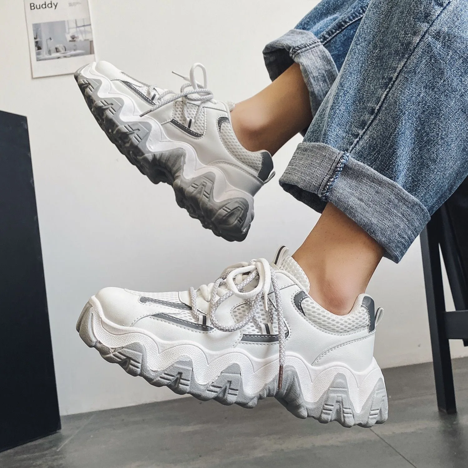 China low cut nonslip walking casual thick sole platform shoes light reflecting elevated retro fashion boy sneakers for men