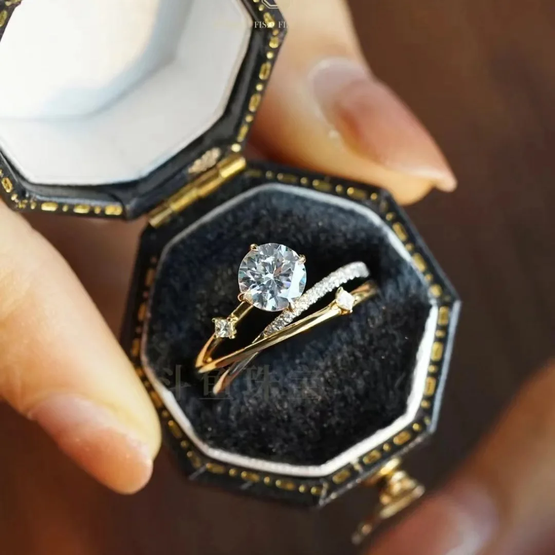 New Four Claw Inlaid Ring Ring Star Track Modeling Sterling Silver Gold Color 1 Carat Moissanite Simulation Ring for Women