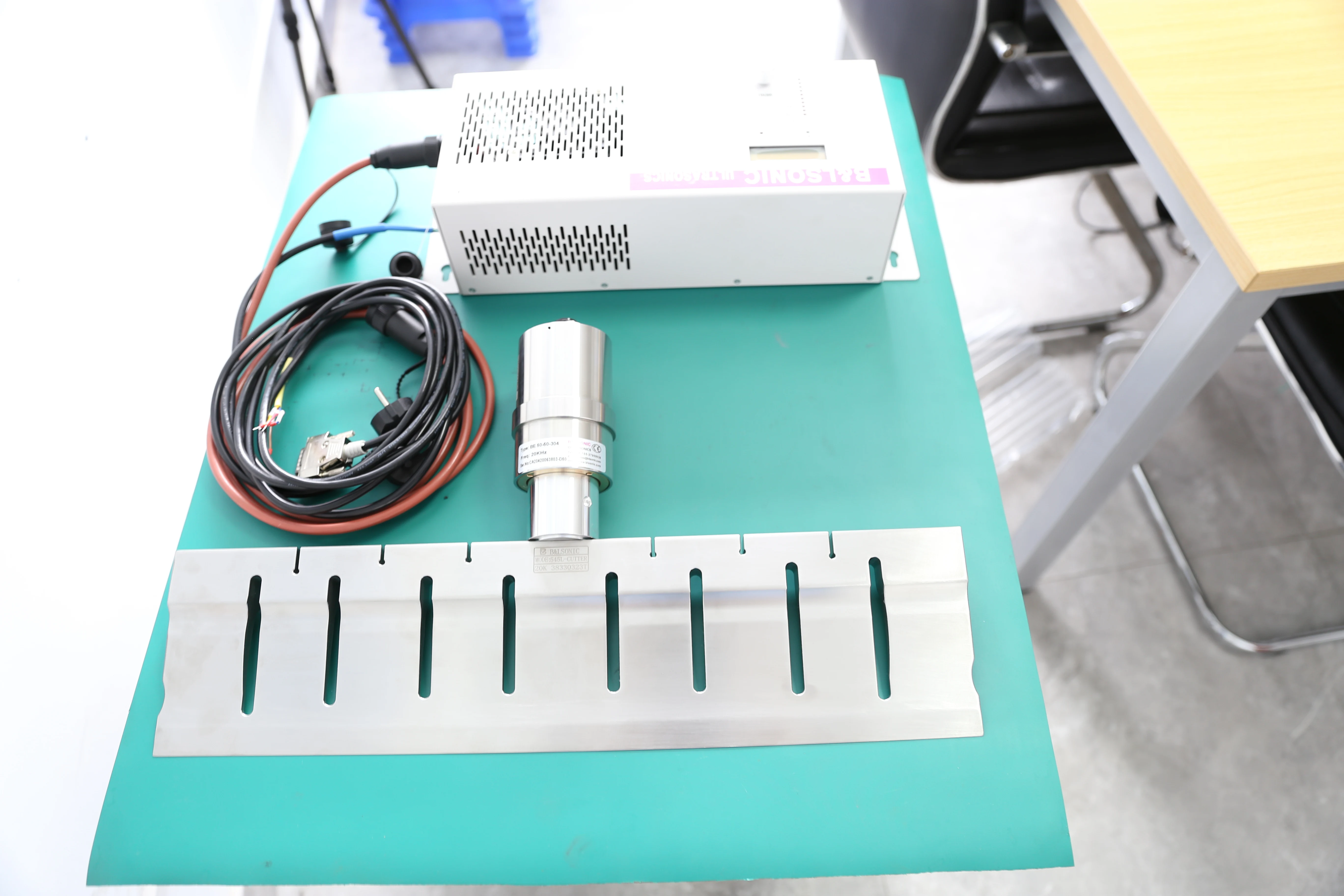 ultrasonic food cutting machine for cake sandwich pizza nut titanium blade