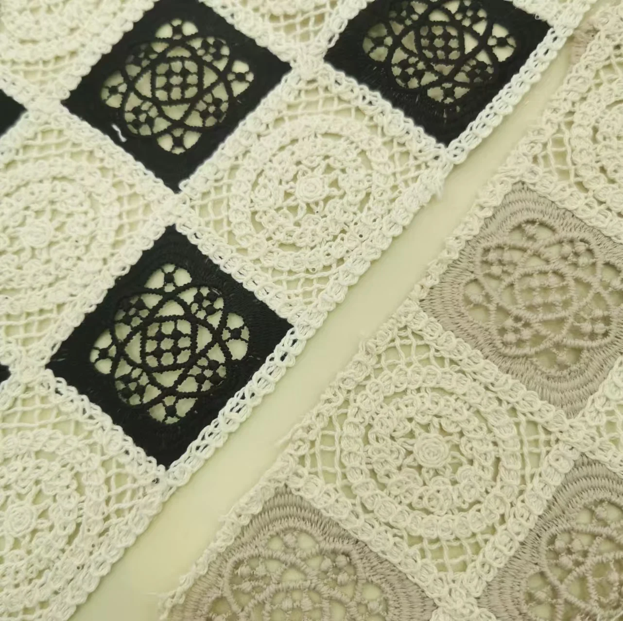 Хлопчатобумажная ткань с вышивкой