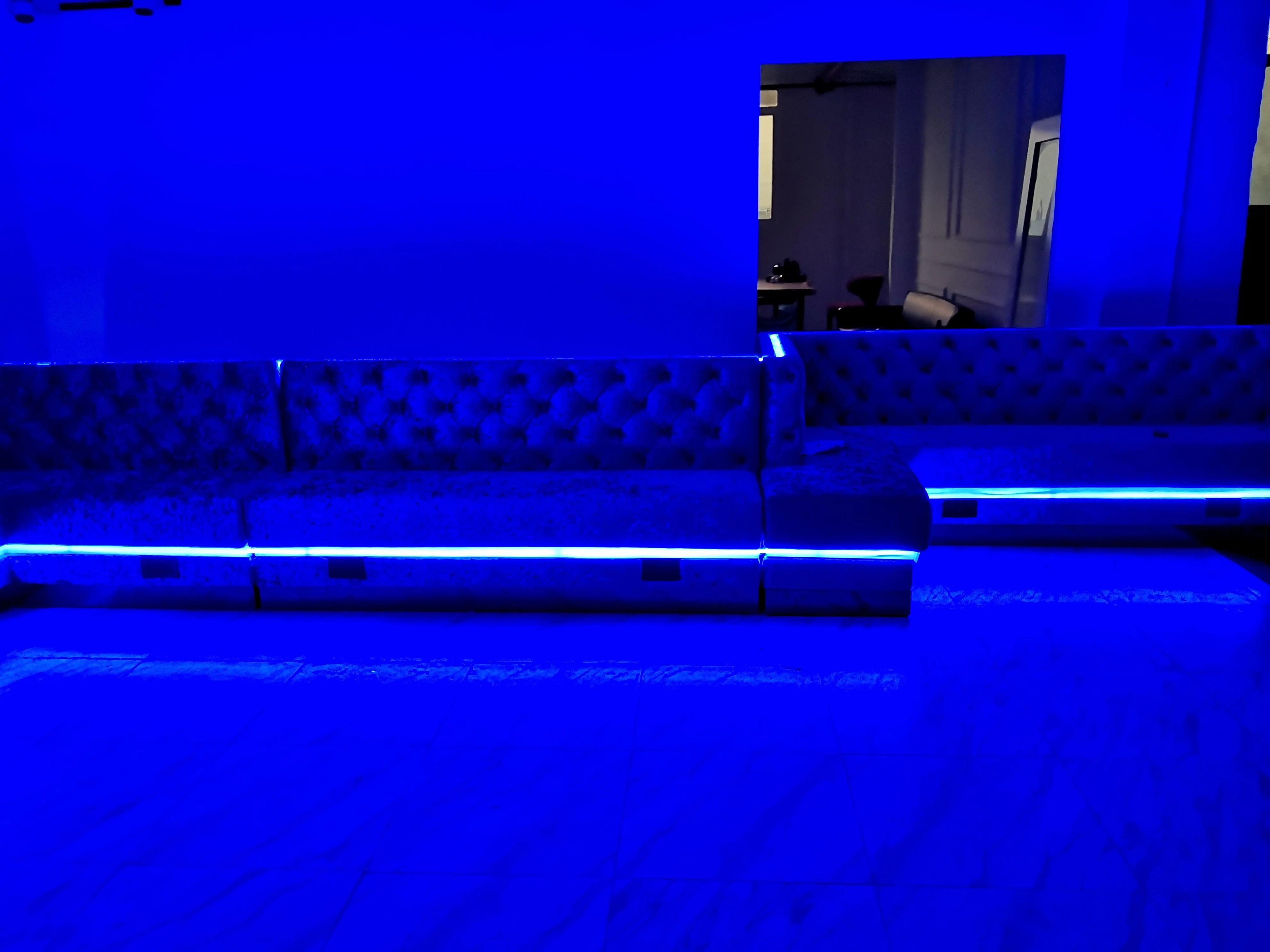 
LED stripes light booth seating for bar Bespoke bench tufted upholstery restaurant sofa restaurant furniture 