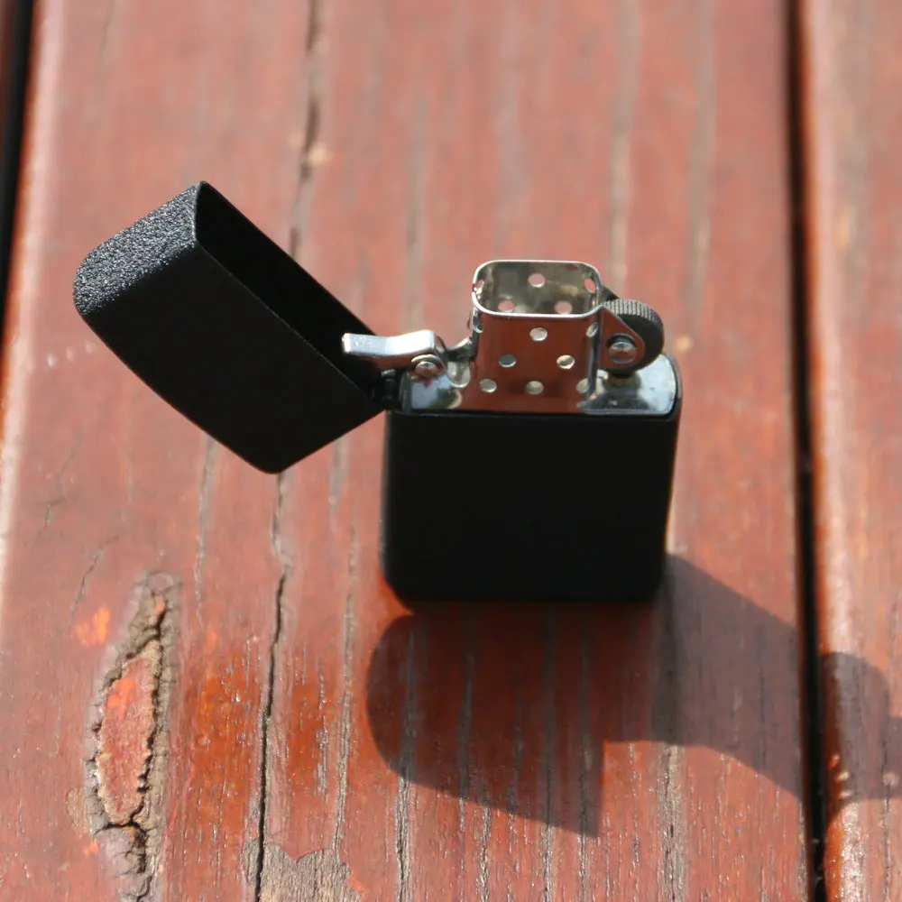 Логотип клиента золотистого или серебристого цвета металлических нефти зажигалка