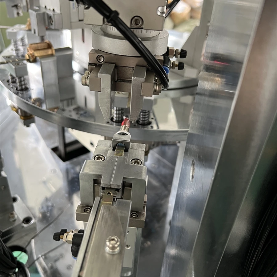 Lock cylinder master-ring assembly machine  to assembly  Seeger Ring and Steel Cam into the locks Cylinder