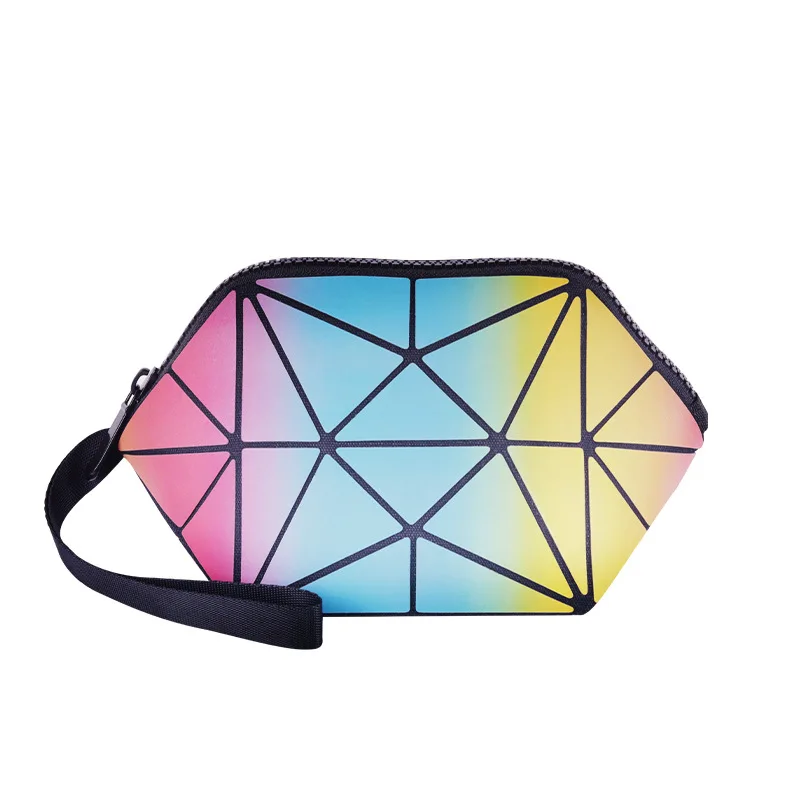 Гуманизированные радужные клатчи для макияжа