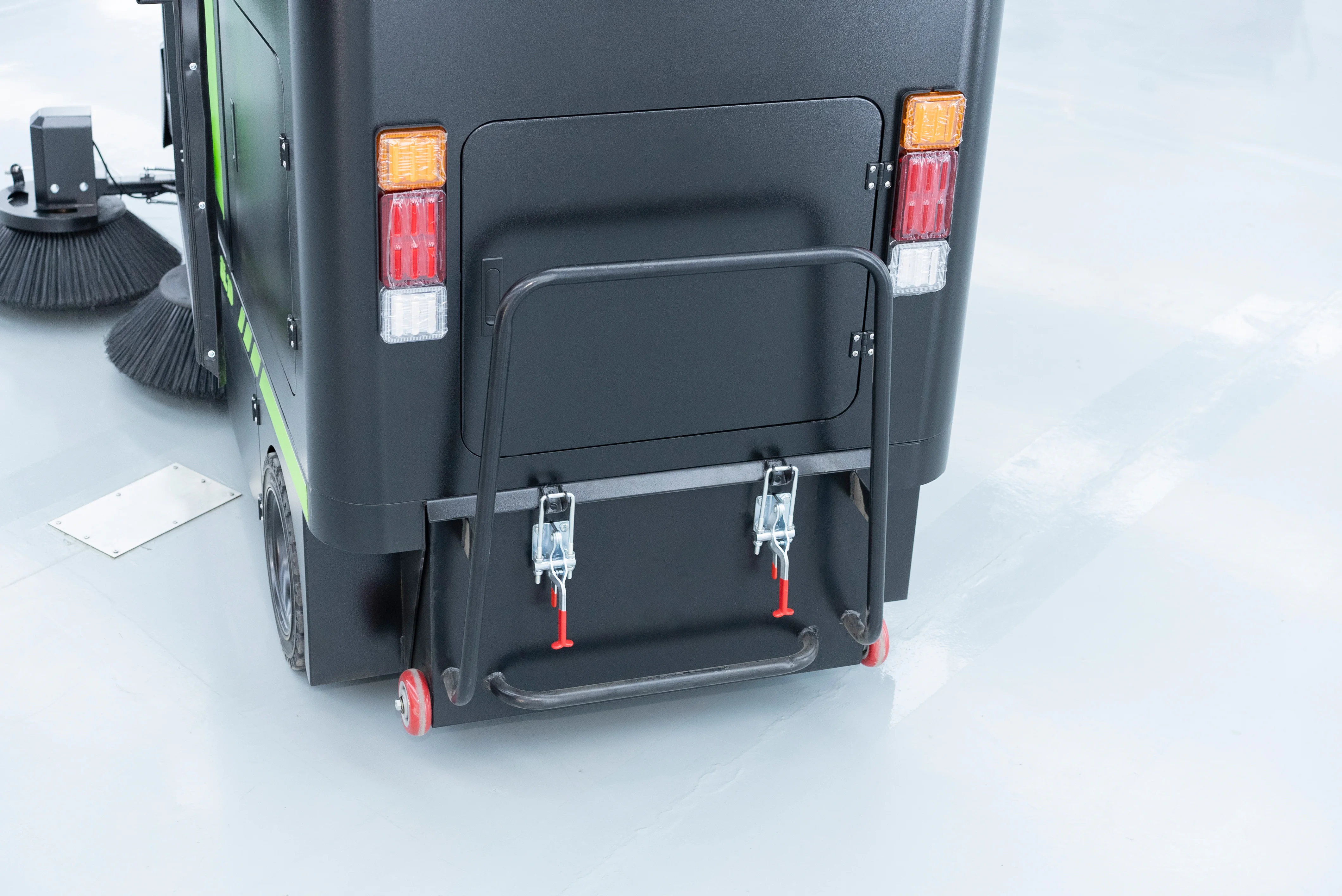 Cheap price mobile street sweeper machine electric sweeper brushes ride on road sweeper