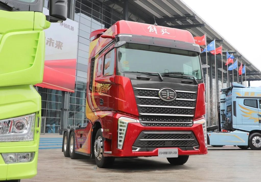 FAW Jiefang New J7 Pioneer Edition 700HP 6X4 AMT Automatic Transmission Tractor Truck