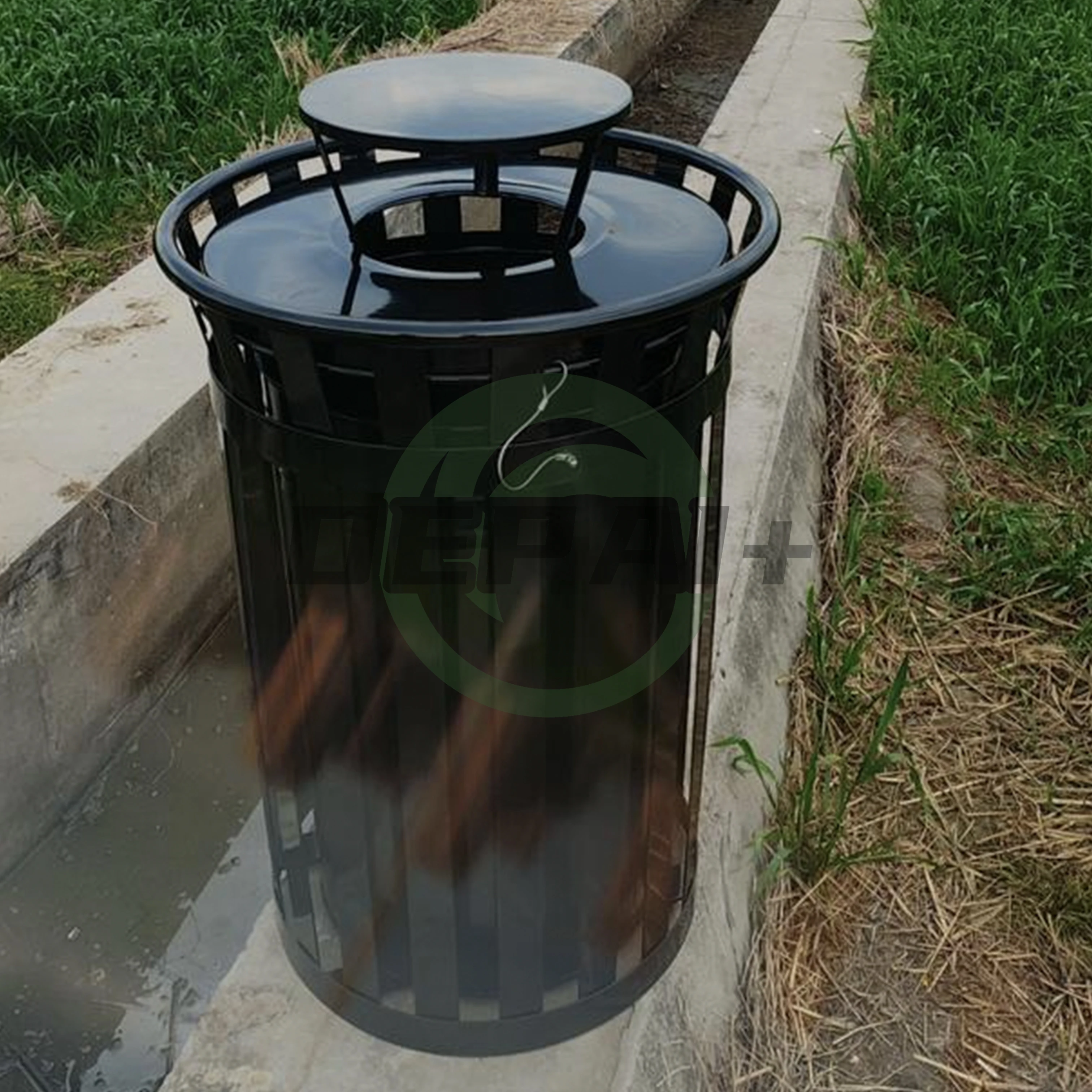 Outdoor Public Large Trash Bin Metal Slatted Steel Rubbish Waste Bin Trash Recycle Garbage Bin