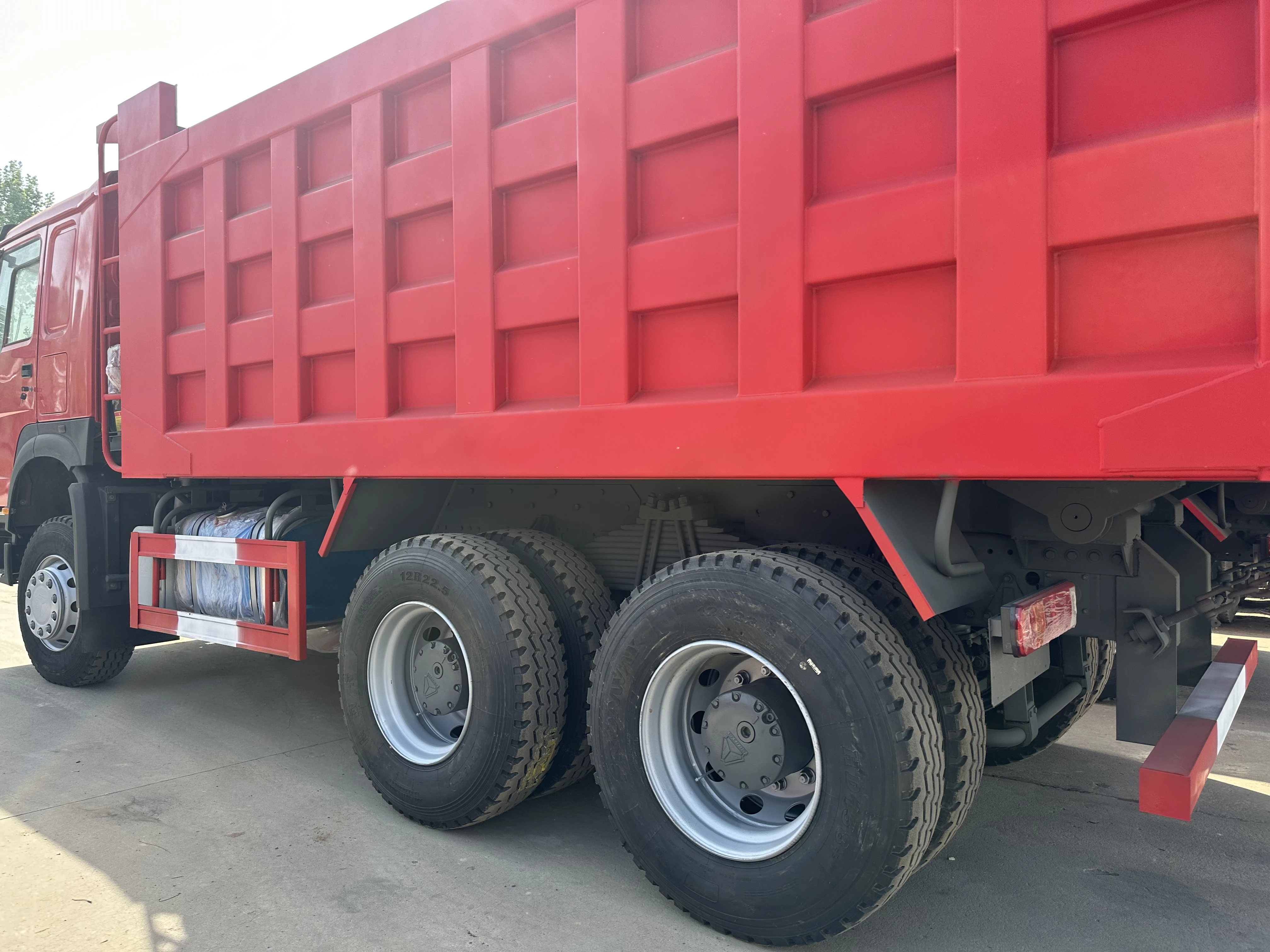 12 шин sinotruk howo б/у Самосвал 6x4 30 тонн 20