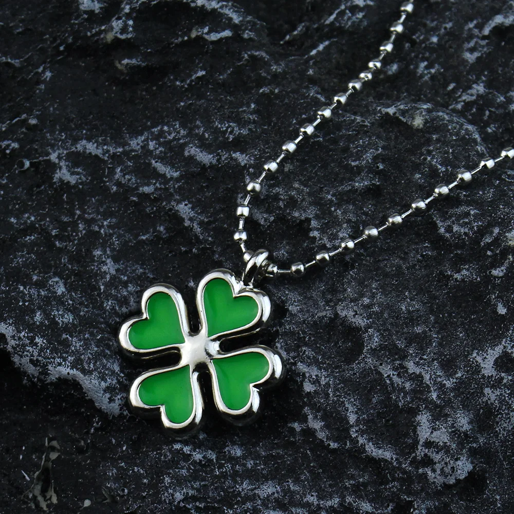 Anime Tokyo Avengers Four Leaf  Necklaces Hinata Tachibana Fashion Pendant Chain Necklaces Women Girl Choker Jewelry Gift