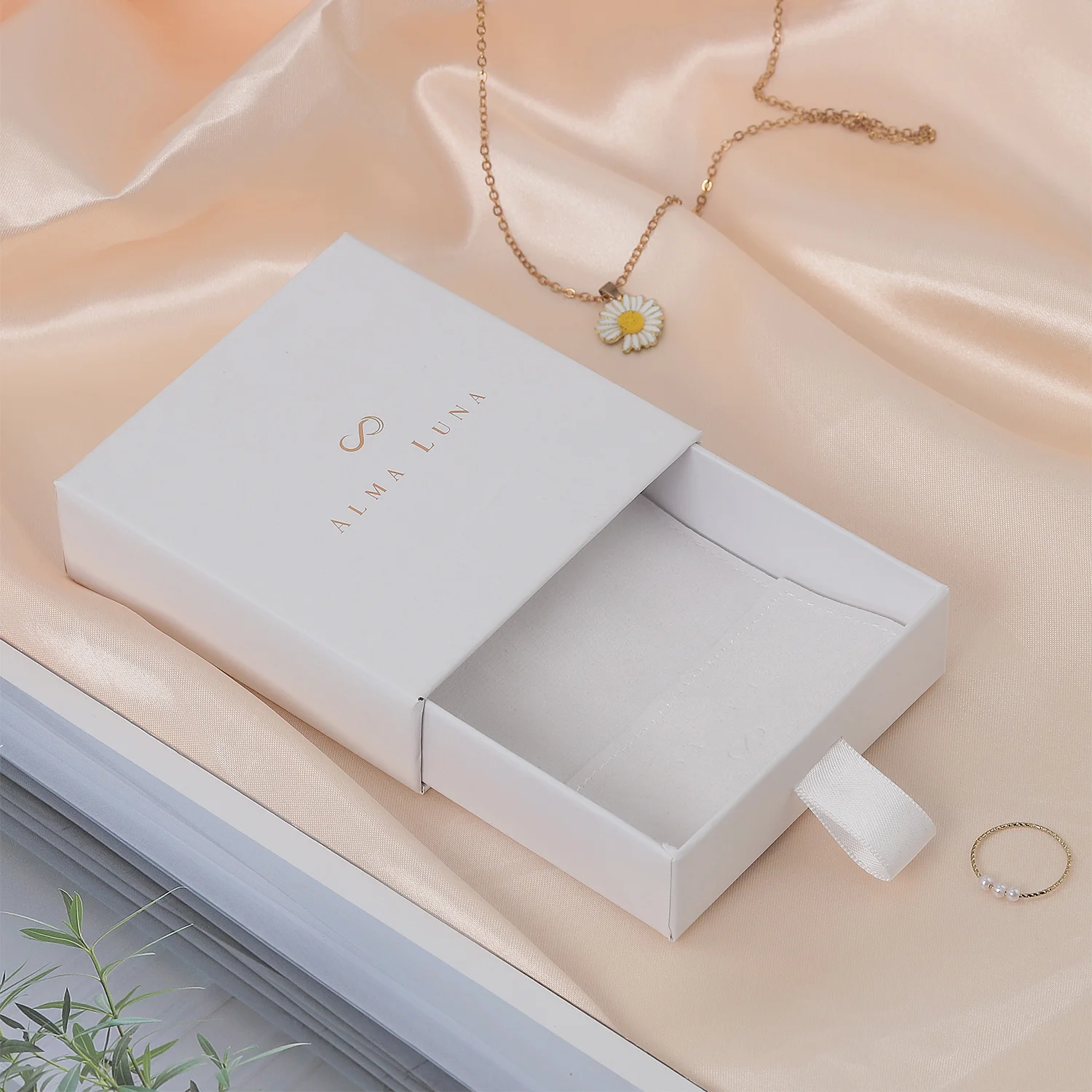 Wholesale Custom Logo Eco-friendly Paper White Necklace Jewelry Drawer Pull Out Box For Jewelry