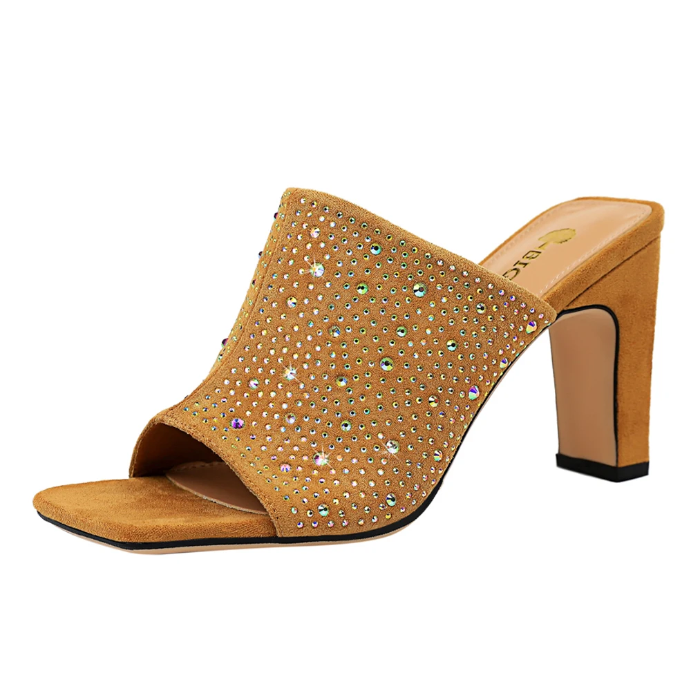 83-6 модных рубашек с цвет шлепанцы со стразами; С тонкой повязкой на толстом высоком каблуке открытым носком с квадратным носком замшевые слово со стразами женские тапочки; Летние туфли