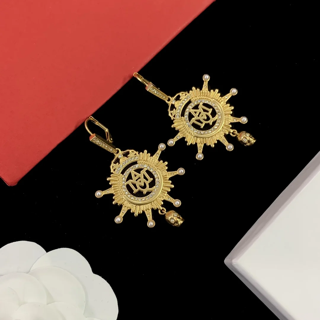 Alexanderxx McQueens кросс-бордюр Лидер продаж 925 серебряное письмо Жемчужное ретро-дизайн эстетичные аксессуары для карнавала праздничные