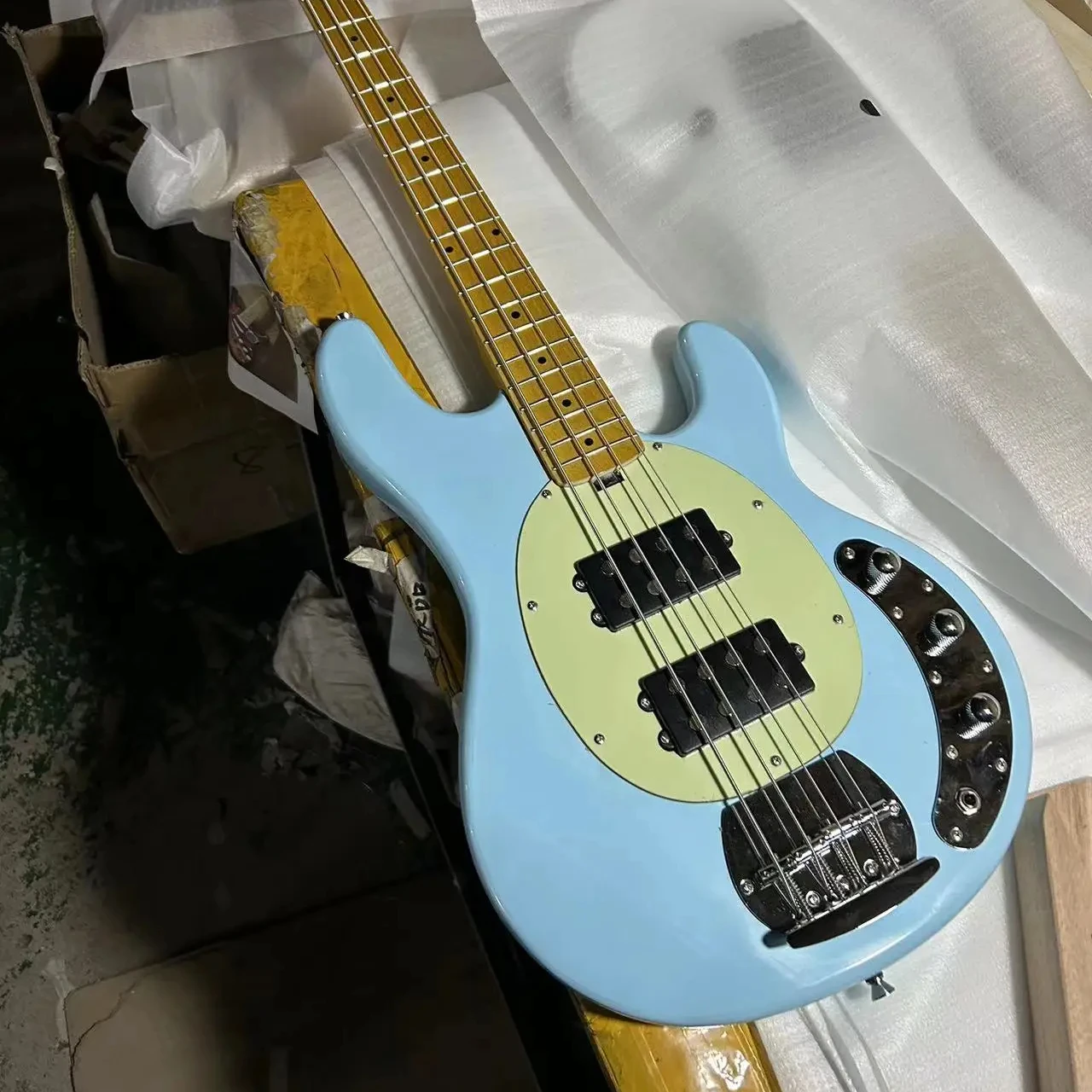 Sterling by Music Man 4 струнная бас-гитара, синяя Дафна