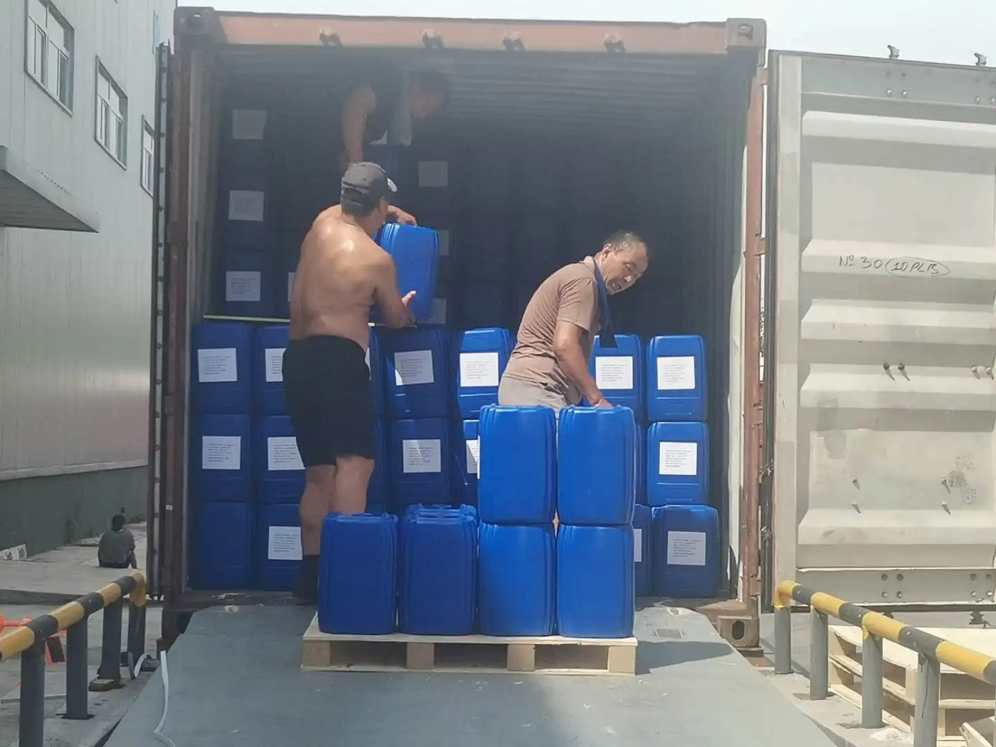 Heat resistant grade lactic acid as Electroless nickel plating complexing agent