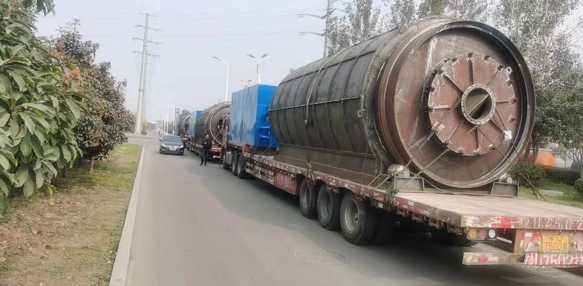 New type of  waste tire pyrolysis plant to oil high output small plastic pyrolysis machine with install