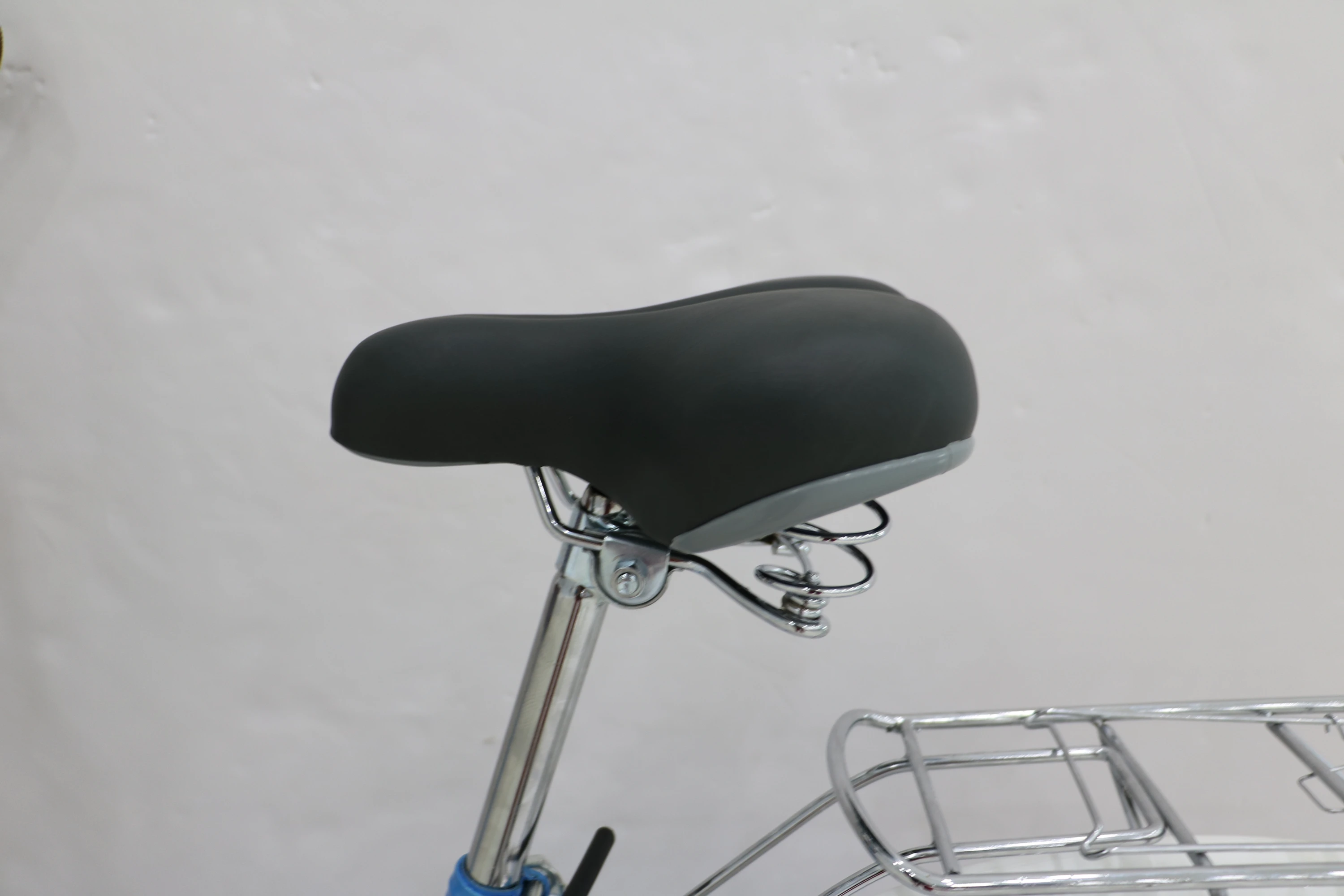 city bike 26' customize high carbon steel frame with basket rear carrier aluminium rim city bicycle