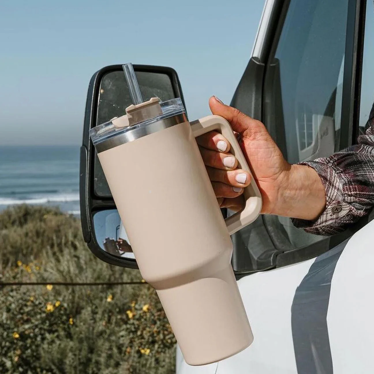 Custom Logo Outdoor 30oz 40oz Double Walled Travel Mugs with handle Stainless Steel Vacuum Insulated Travel Tumbler with Handle