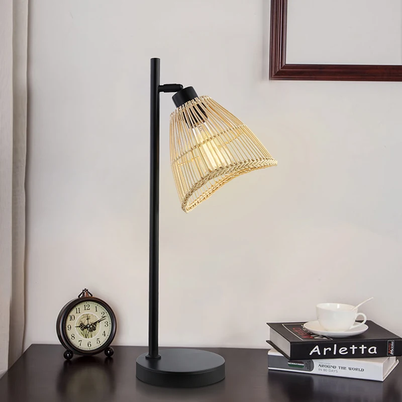 Wholesale Minimalist Natural color hand-woven lampshade rattan table lamp for hotel bedside or living room metal desk lamp