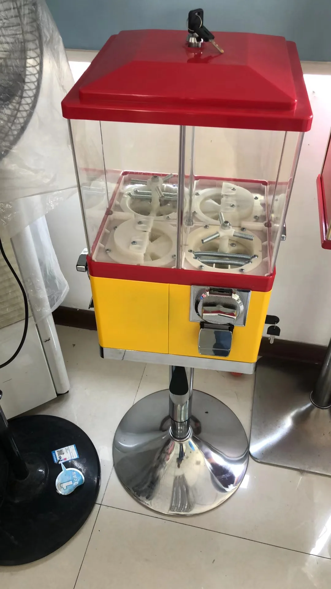 NEW STYLES OF 4 HEADS VEDNING MACHINE WITH  ONE SUPPORT FOR 45MM CAPSULE OR BOUNCING BALL