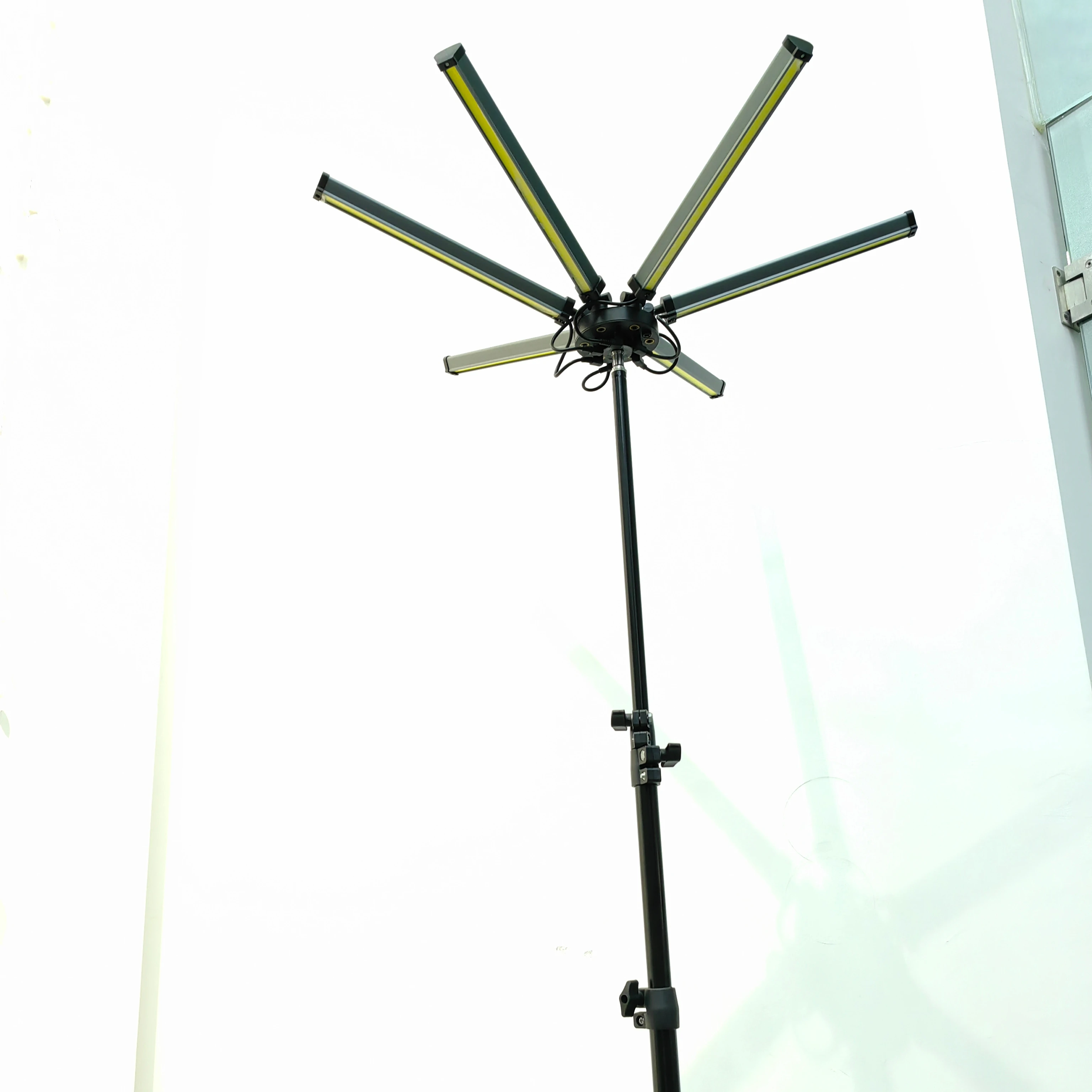 Outdoor Camping Lights Adjustable Height Aluminum Alloy Stand Telescopic Lantern Stand Base for Fishing & Lamp Pole