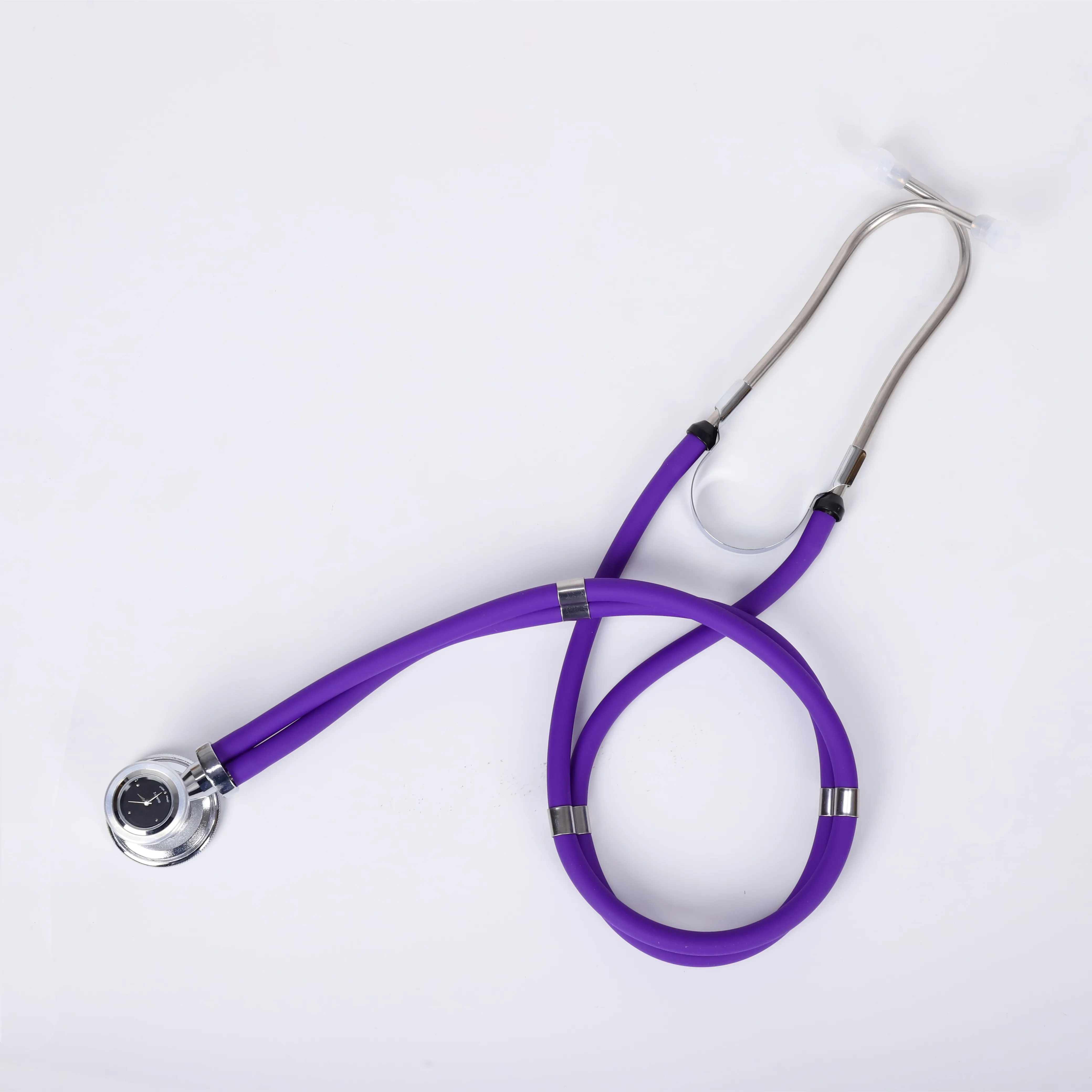 Профессиональные врачи больницы используют часовой двойной головной стетоскоп сердца