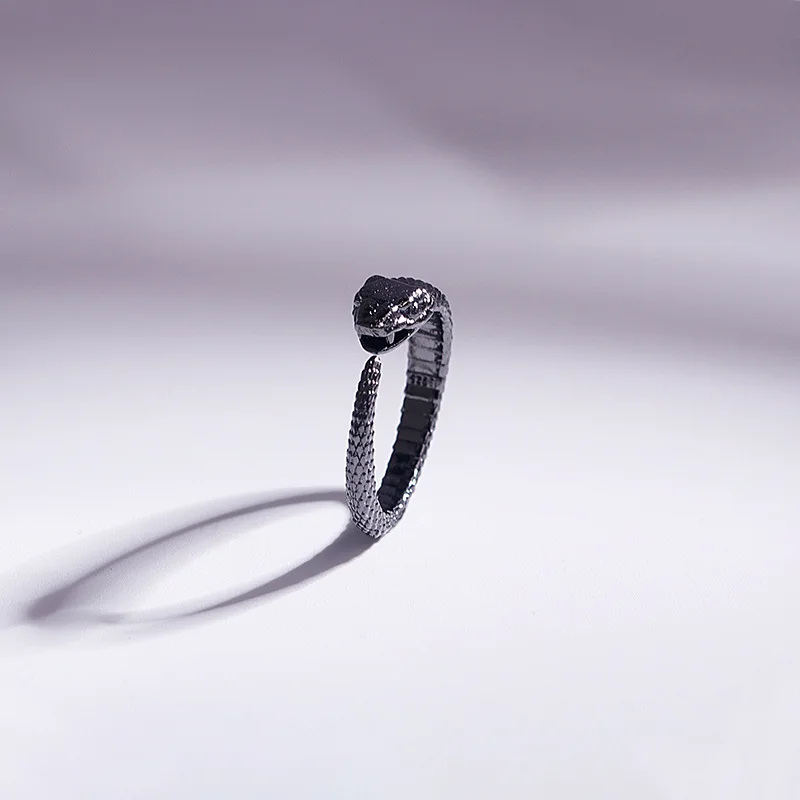 Мужское кольцо со змеиным орнаментом