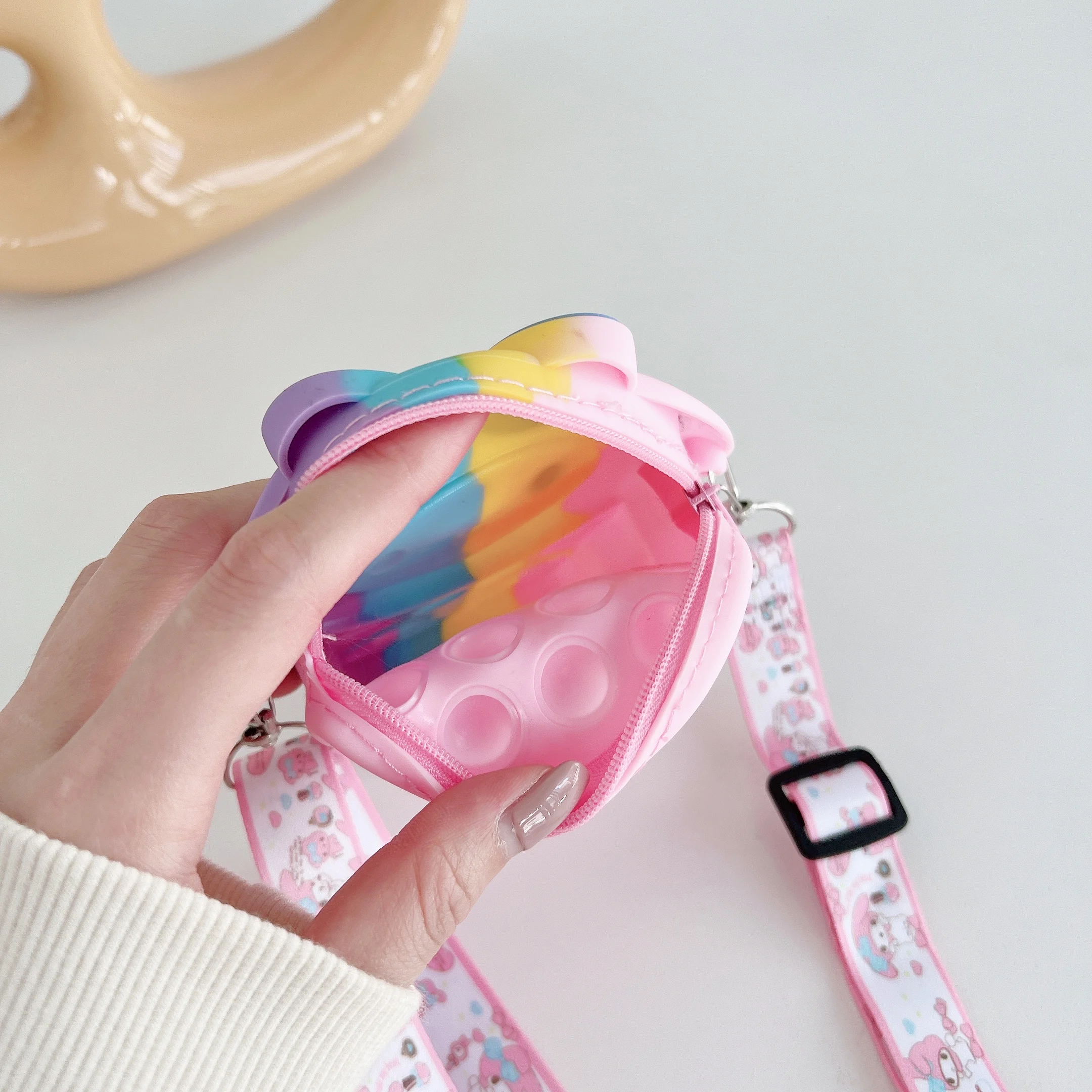 Low Moq Customized Color Shape Pattern Small Coin Hand Silicone Bags for Women Gifts
